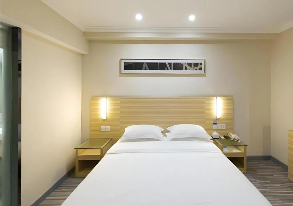 Bed in City Comfort Inn Wuhan Dream Times Baotong Temple Metro Station