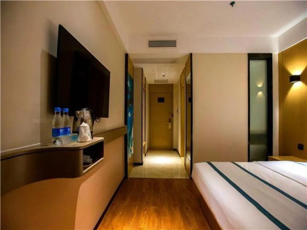 Bed in City Comfort Inn Zhanjiang Middle Haibin Avenue Wanda Plaza