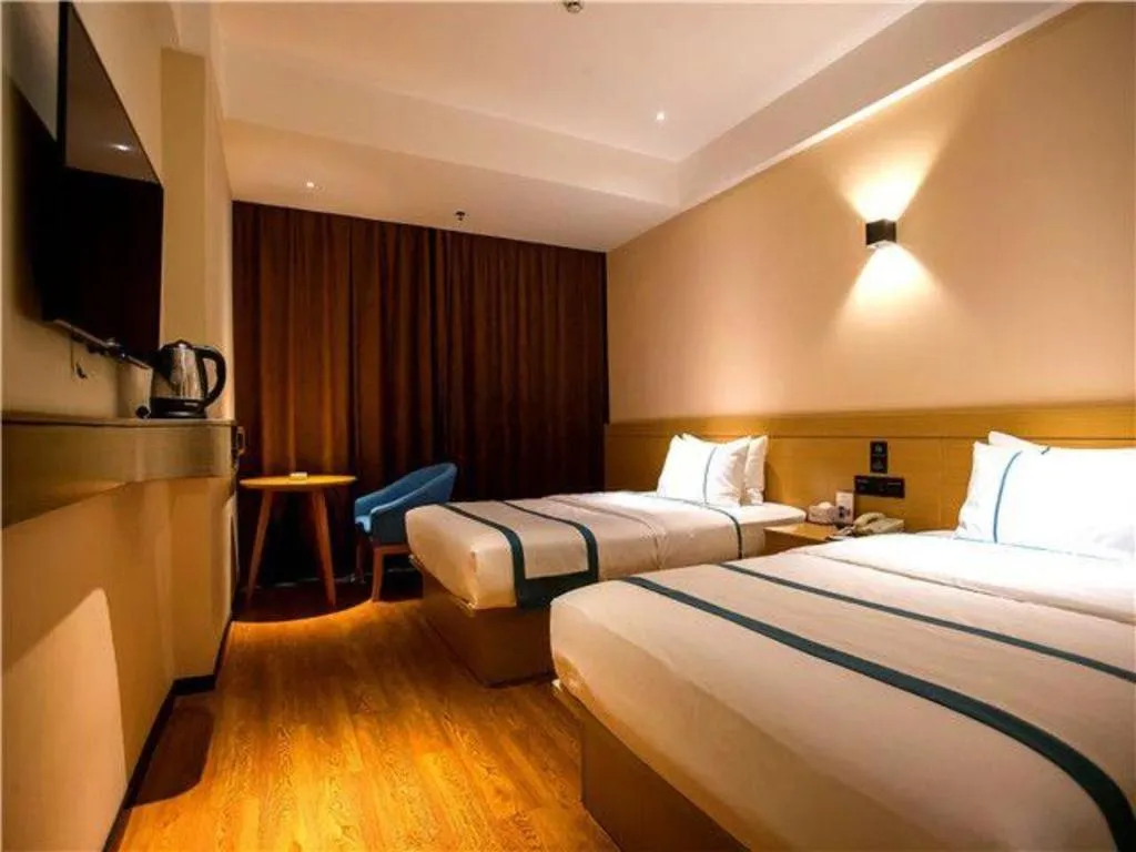 Bed in City Comfort Inn Zhanjiang Middle Haibin Avenue Wanda Plaza