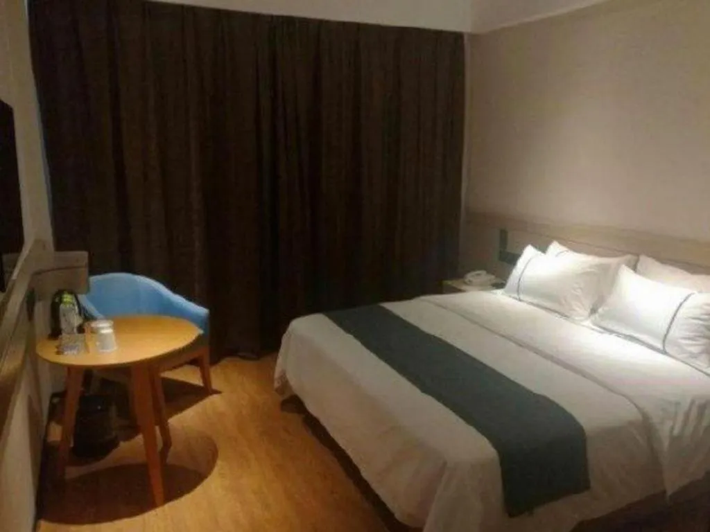 Bed in City Comfort Inn Zhanjiang Middle Haibin Avenue Wanda Plaza