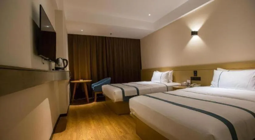 Bed in City Comfort Inn Zhanjiang Middle Haibin Avenue Wanda Plaza