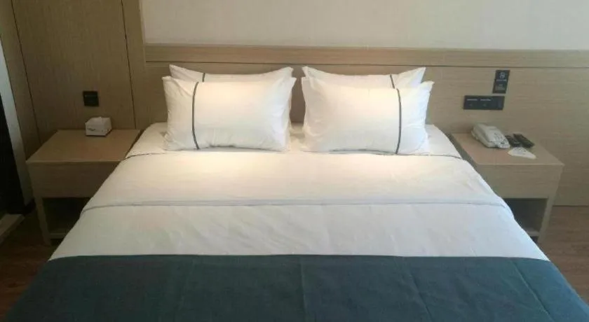 Bed in City Comfort Inn Zhanjiang Middle Haibin Avenue Wanda Plaza