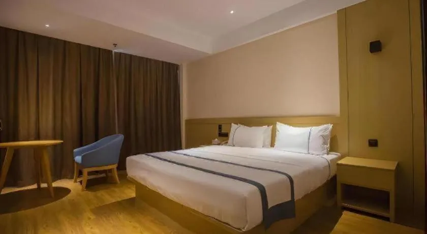 Bed in City Comfort Inn Zhanjiang Middle Haibin Avenue Wanda Plaza