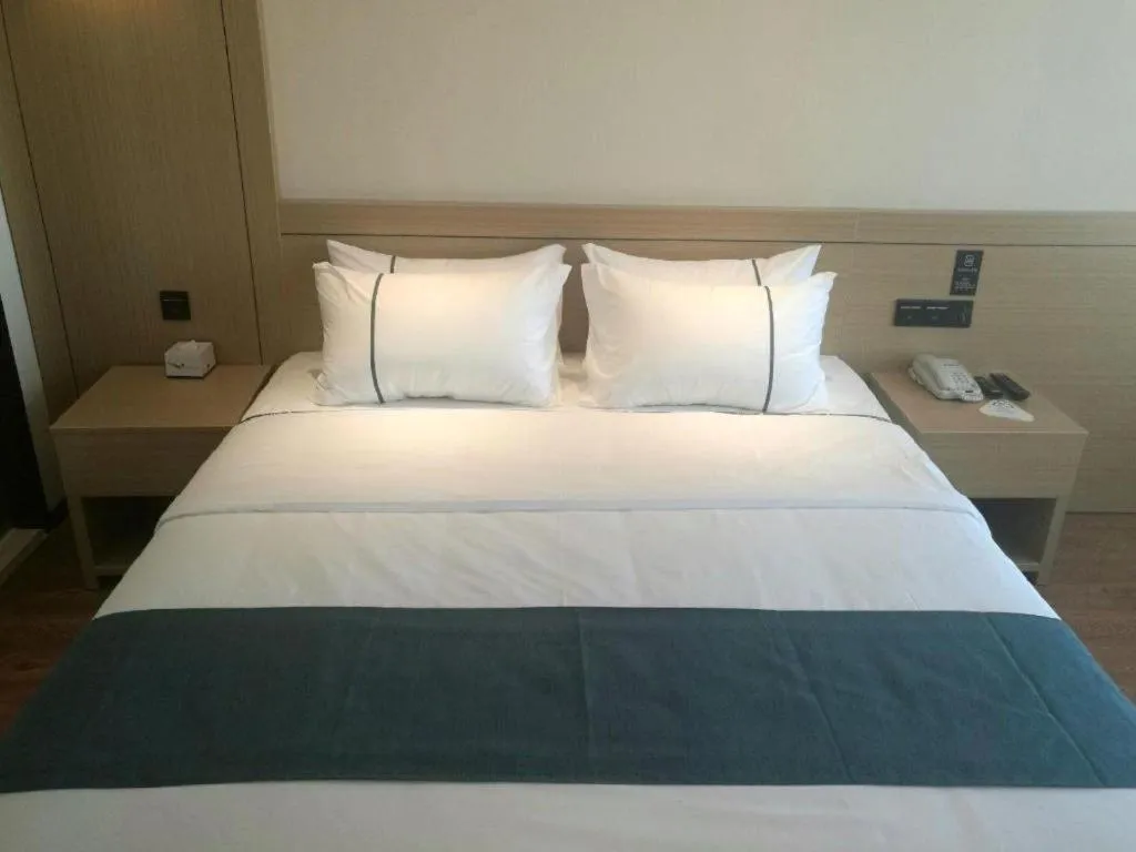 Bed in City Comfort Inn Zhanjiang Middle Haibin Avenue Wanda Plaza