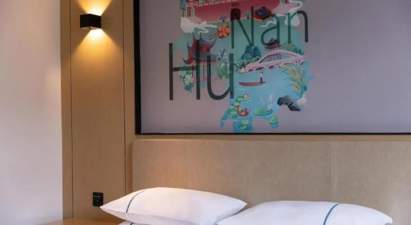 Bed in City Comfort Inn Changsha Yuelu Mountain Orange Island Head