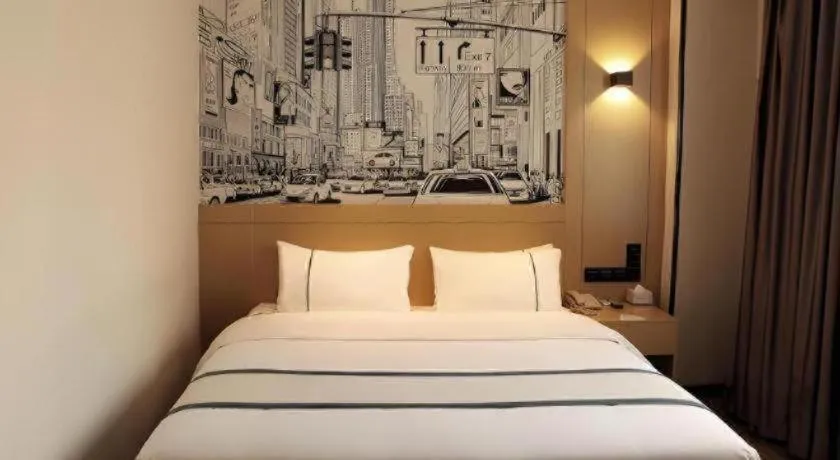 Bed in City Comfort Inn Changsha Yuelu Mountain Orange Island Head