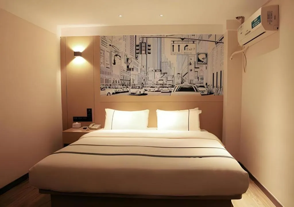 Bed in City Comfort Inn Changsha Yuelu Mountain Orange Island Head