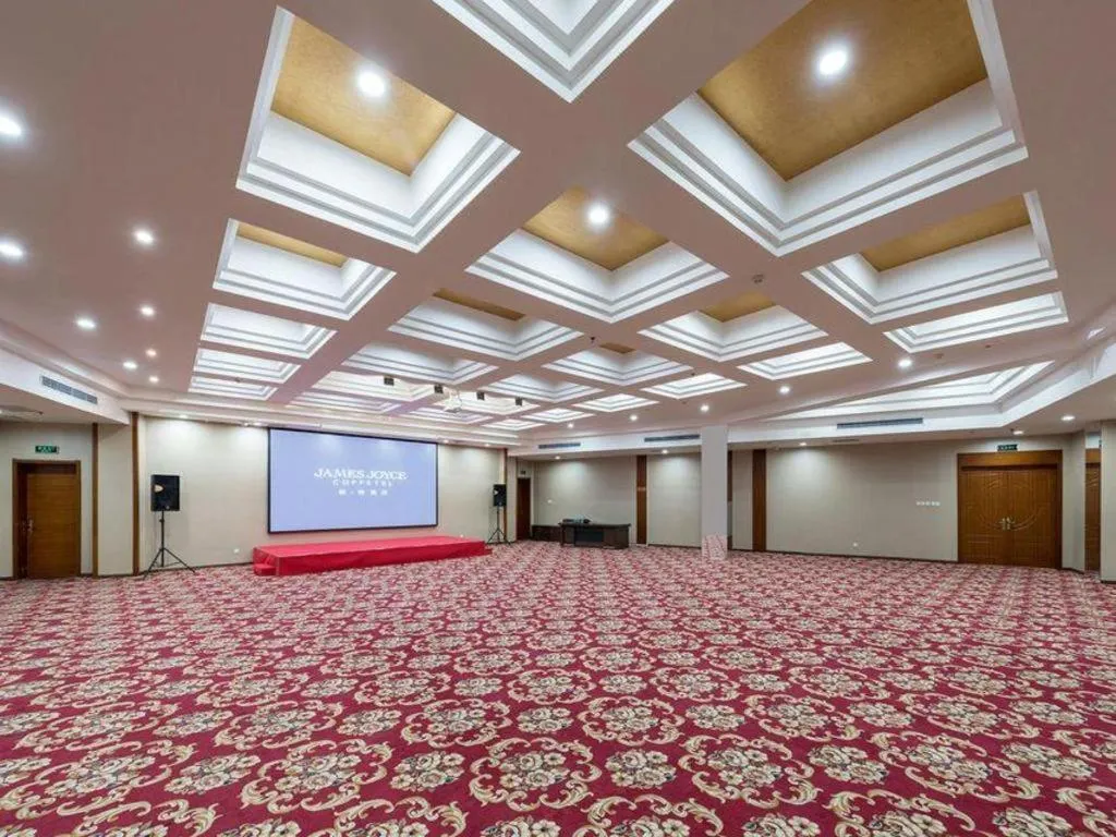 James Joyce Coffetel· Tianjin Olympic Center Lingbin Road Metro Station