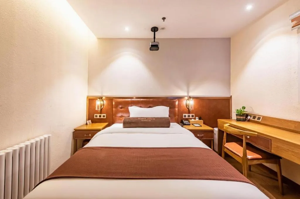 Bed in James Joyce Coffetel Shijiazhuang the Mixc Jinyuan Tower Airport Bus