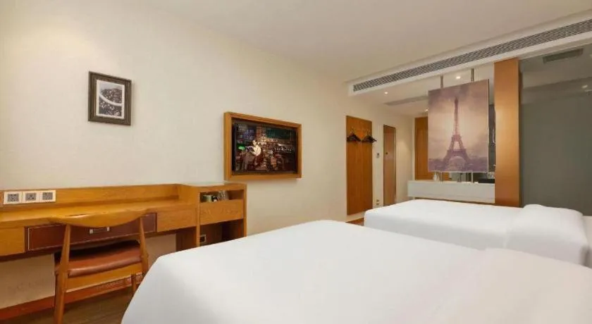 Bed in James Joyce Coffetel Shijiazhuang the Mixc Jinyuan Tower Airport Bus