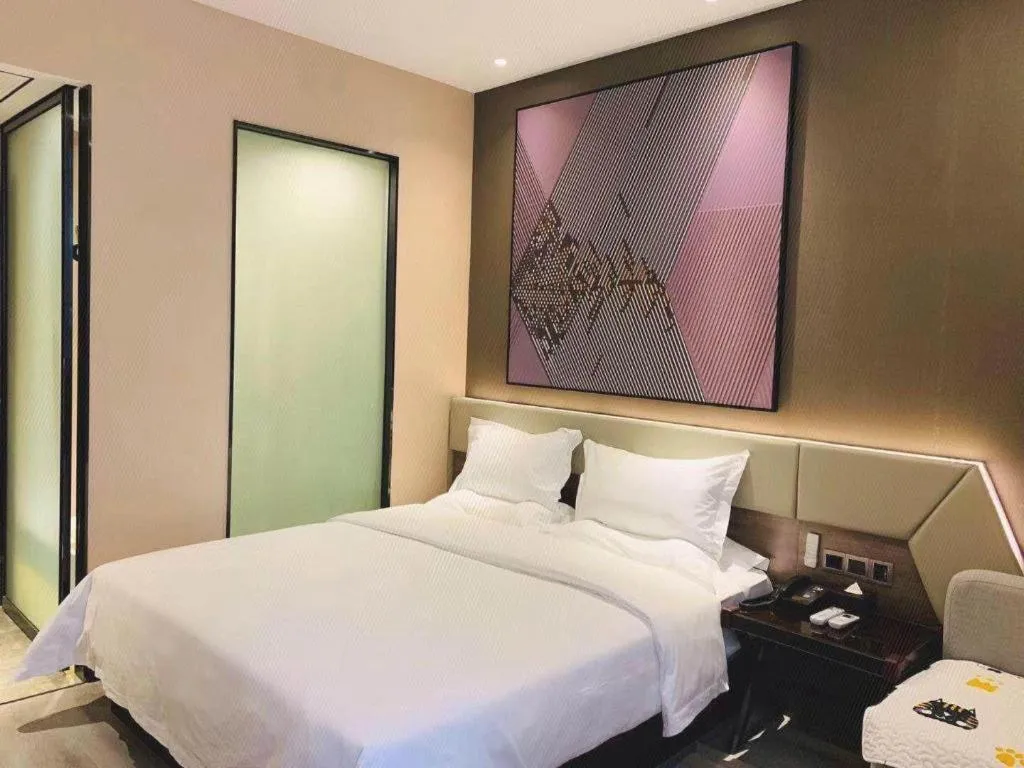 Bed in IU Hotels· Wuhan Jianghan Road Metro Station