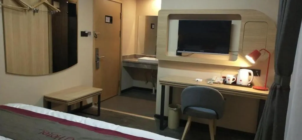 Bed in Thank Inn Plus Hotel Xinjiang Urumqi Tianshan District Bingtuan Erzhong