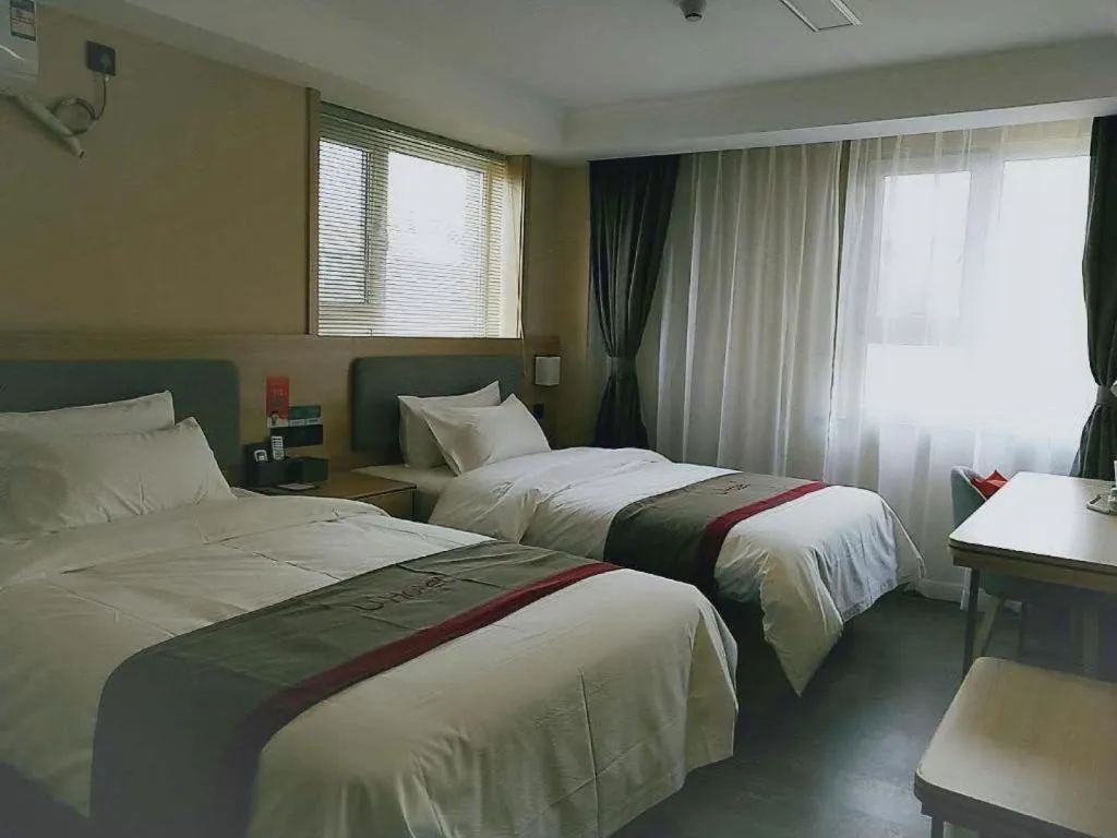Bed in Thank Inn Plus Hotel Xinjiang Urumqi Tianshan District Bingtuan Erzhong