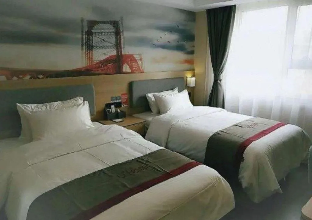 Bed in Thank Inn Plus Hotel Xinjiang Urumqi Tianshan District Bingtuan Erzhong