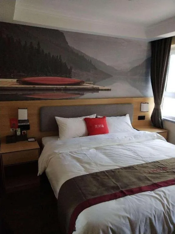 Bed in Thank Inn Plus Hotel Xinjiang Urumqi Tianshan District Bingtuan Erzhong