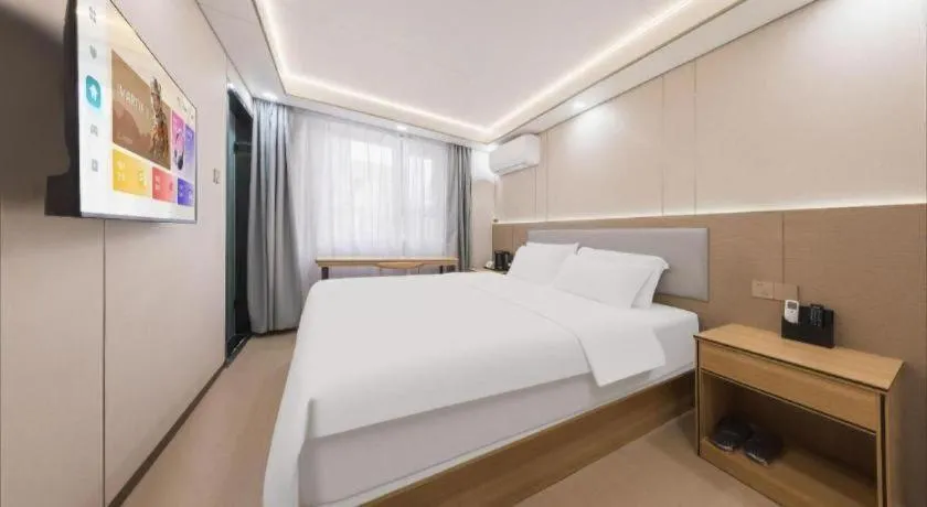 Bed in Thank Inn Plus Hotel Xinjiang Urumqi Tianshan District Bingtuan Erzhong