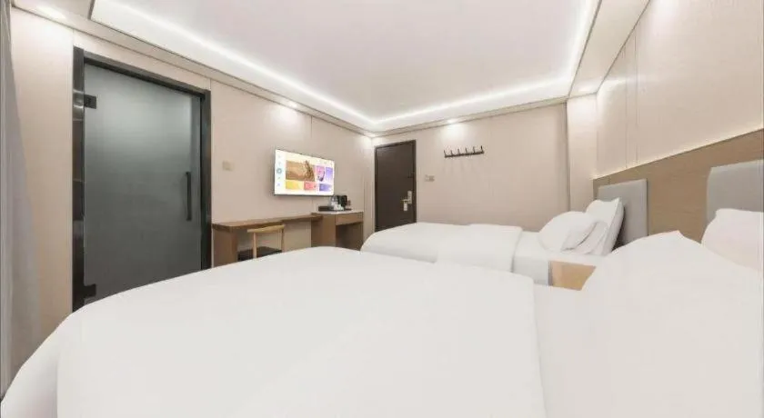 Bed in Thank Inn Plus Hotel Xinjiang Urumqi Tianshan District Bingtuan Erzhong