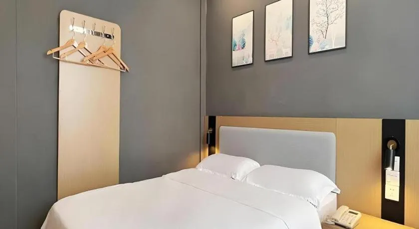 Bed in Thank Inn Hotel Hainan Sanya Sanya Bay Seascape Branch