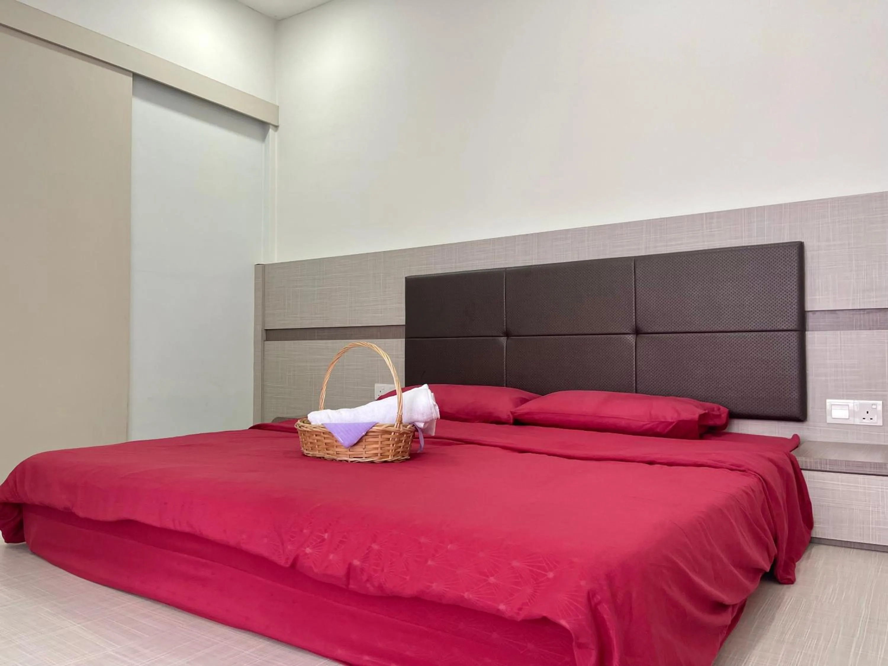 Bed in The Octagon Suites at Ipoh City Centre, 6 pax