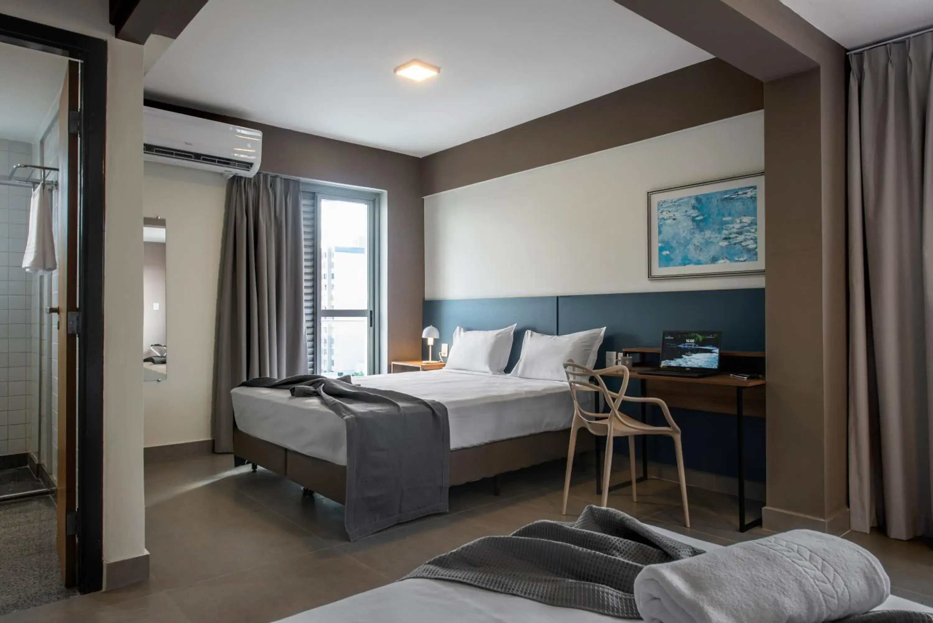 Deluxe King Suite - single occupancy in Lym Flat Hotel Deluxe King Suite - single occupancy in Lym Flat Hotel