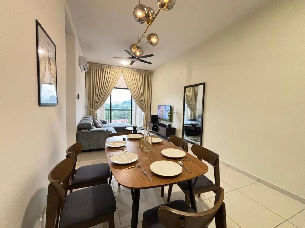 Dining area in Ipoh Horizon Skypool Town Suites 4-11pax by IWH Suites