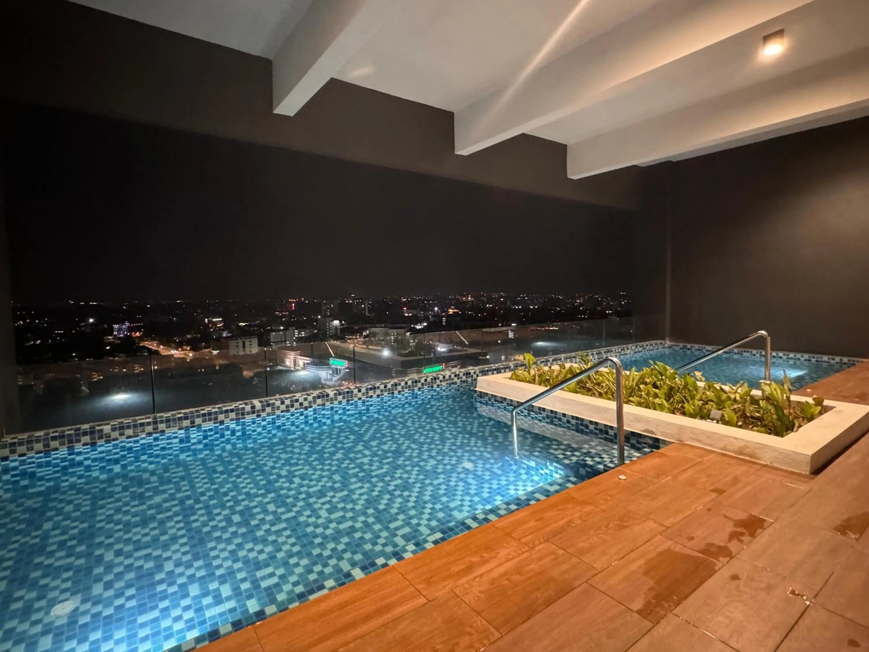 Hot Tub in Ipoh Horizon Skypool Town Suites 4-11pax by IWH Suites