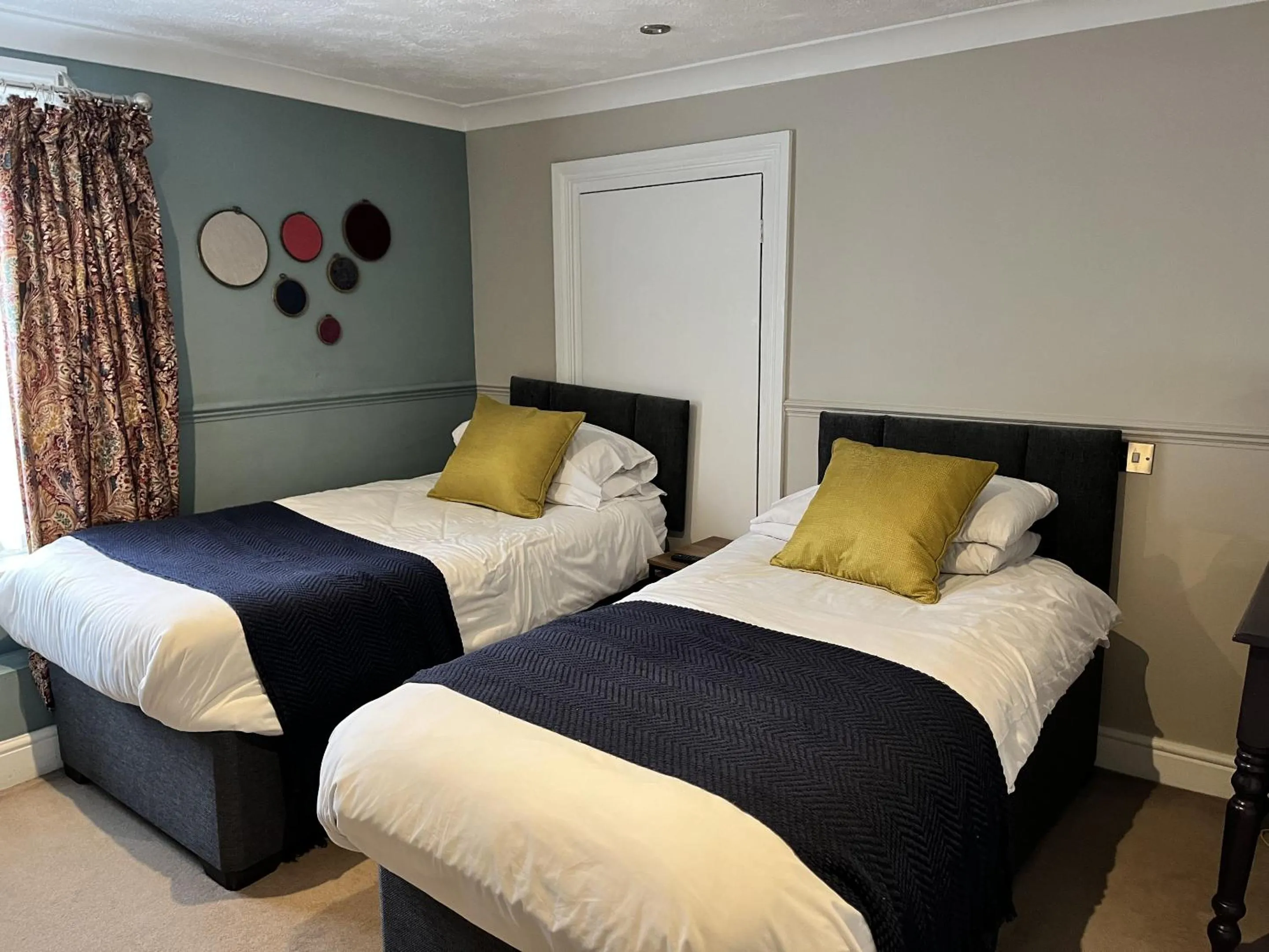 Bathroom, Bed in The Ship Hotel