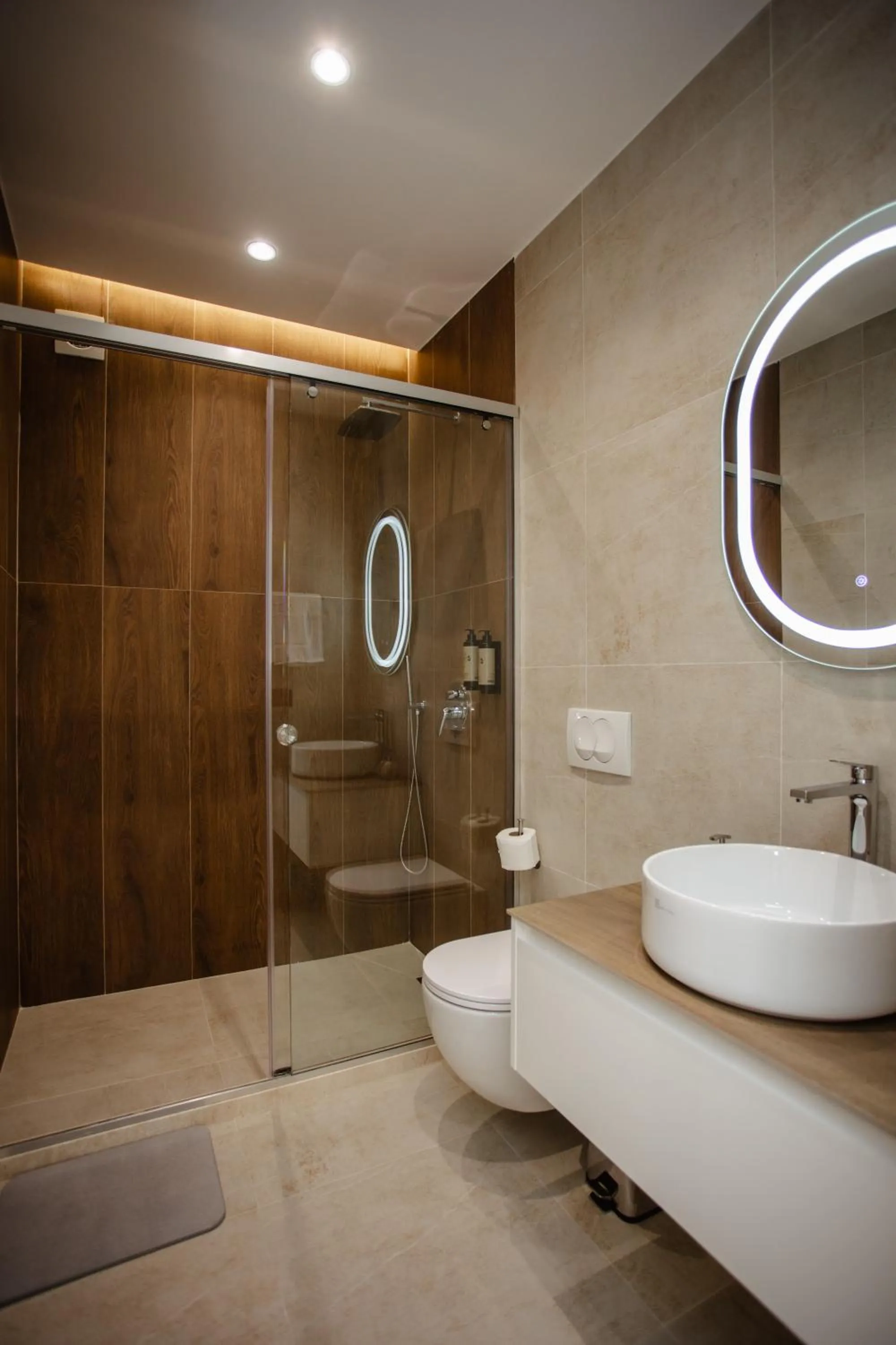 Shower in Oro Inn Hotel