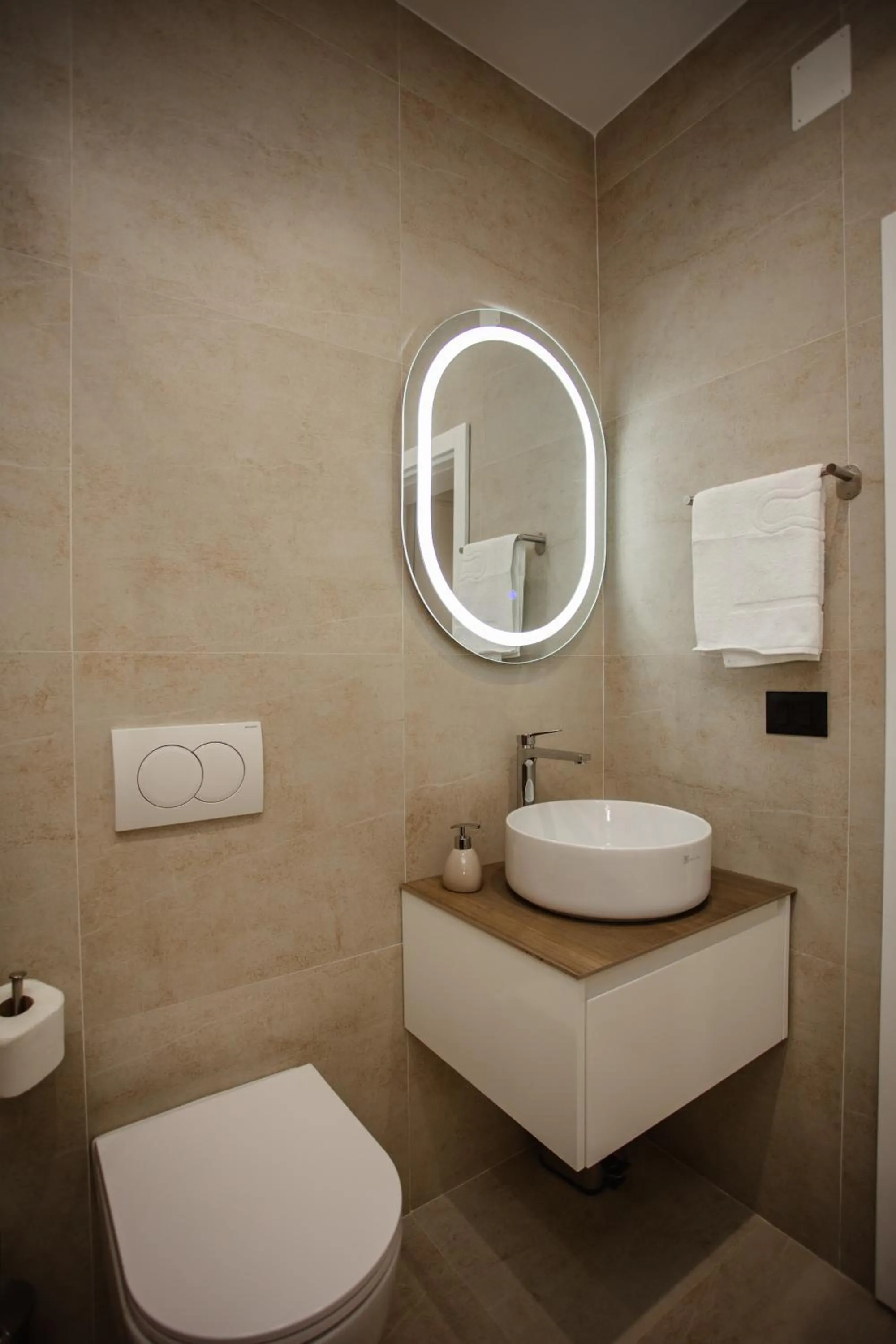 Shower in Oro Inn Hotel