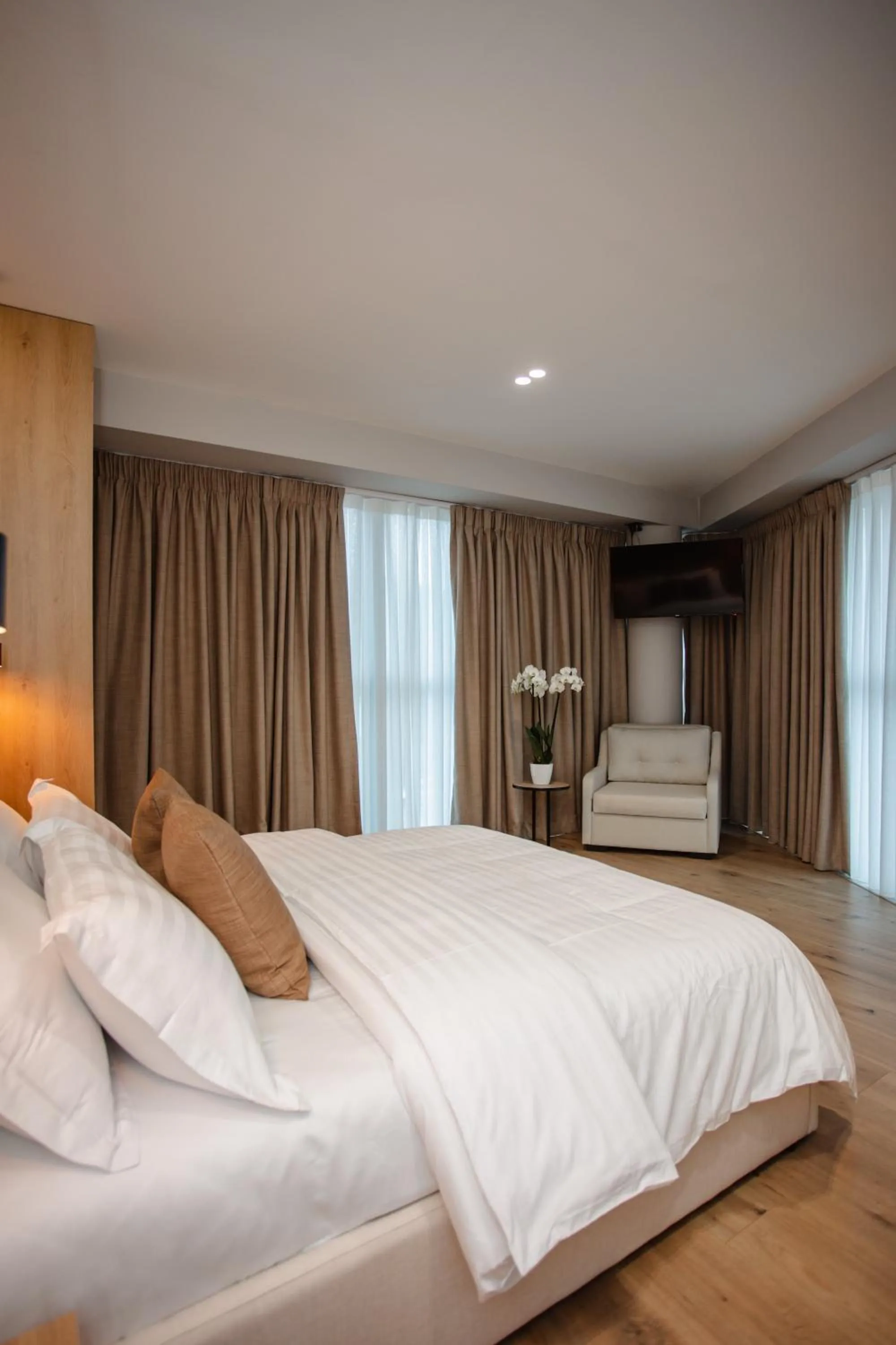 Bed in Oro Inn Hotel