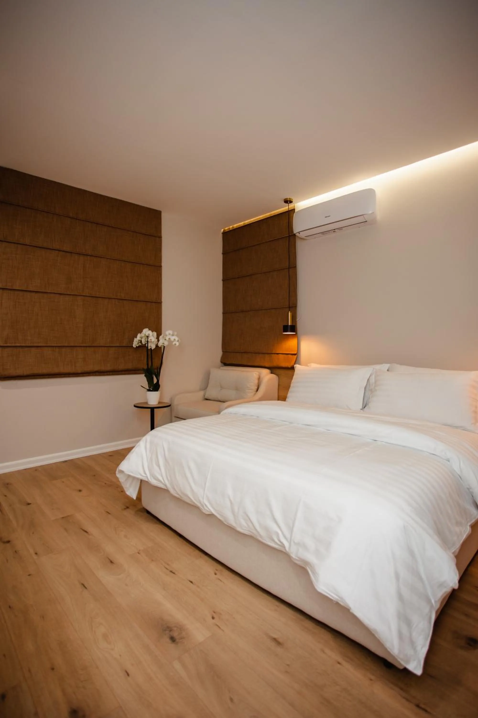 Bed in Oro Inn Hotel