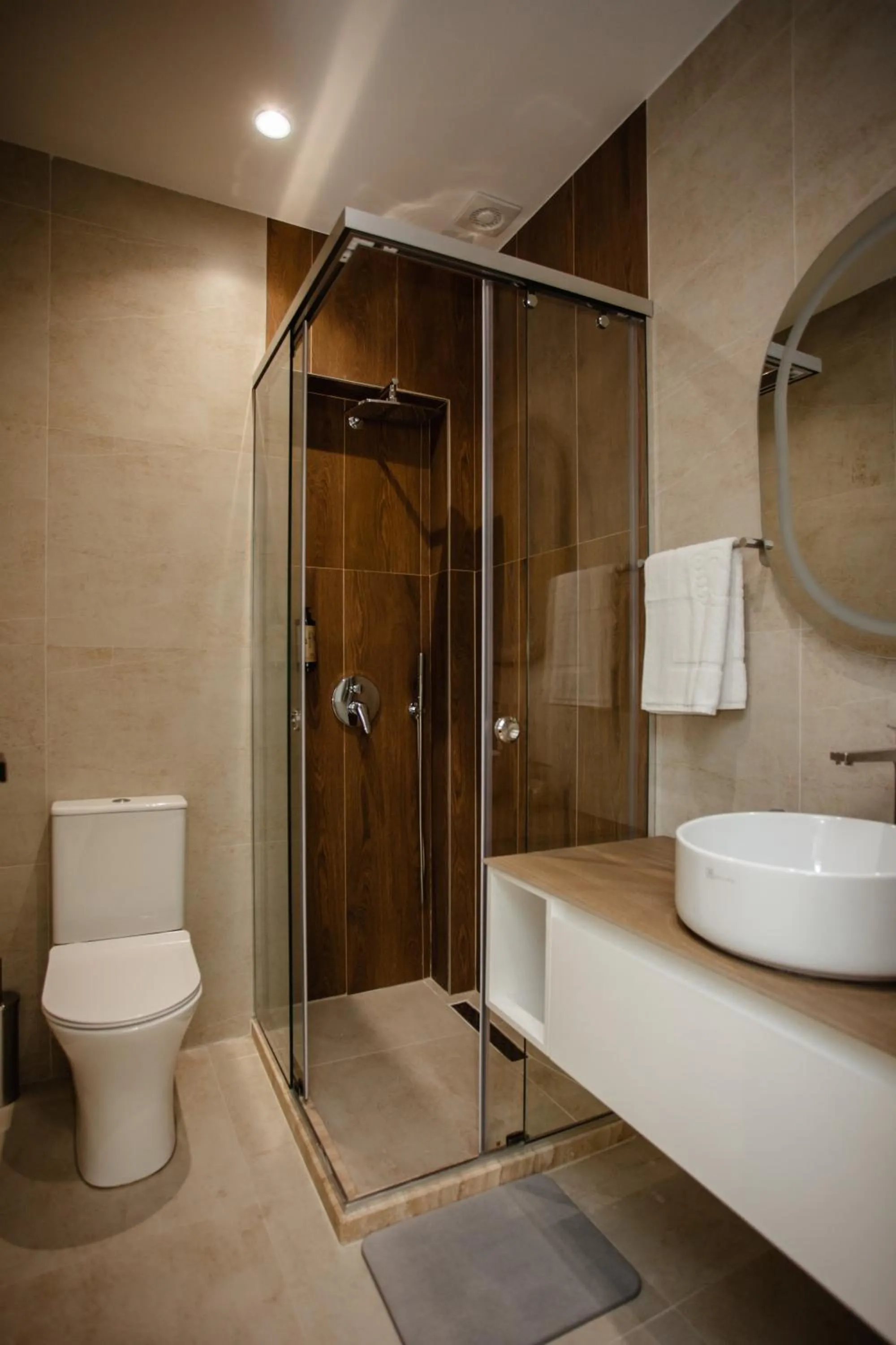 Shower in Oro Inn Hotel