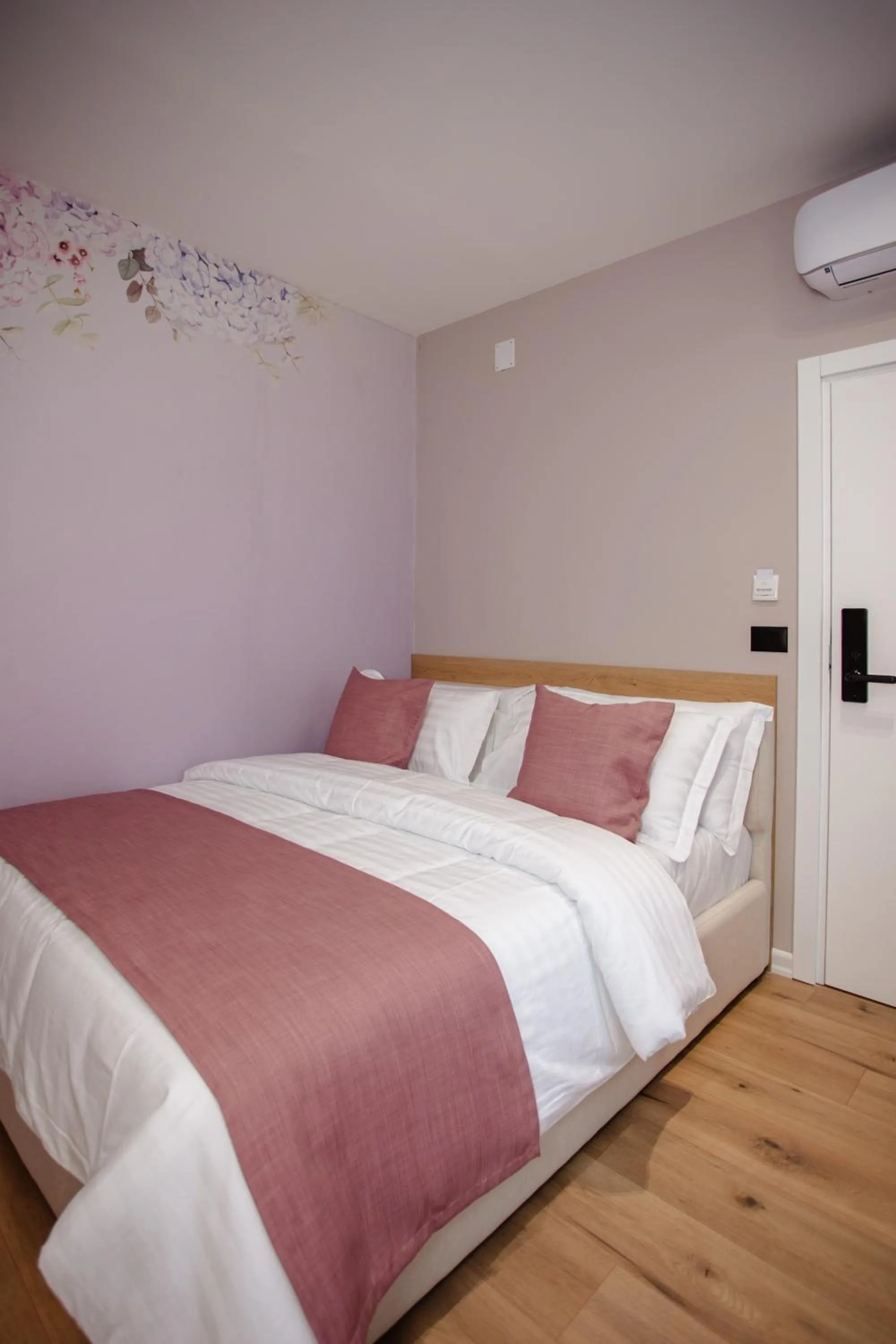 Bed in Oro Inn Hotel