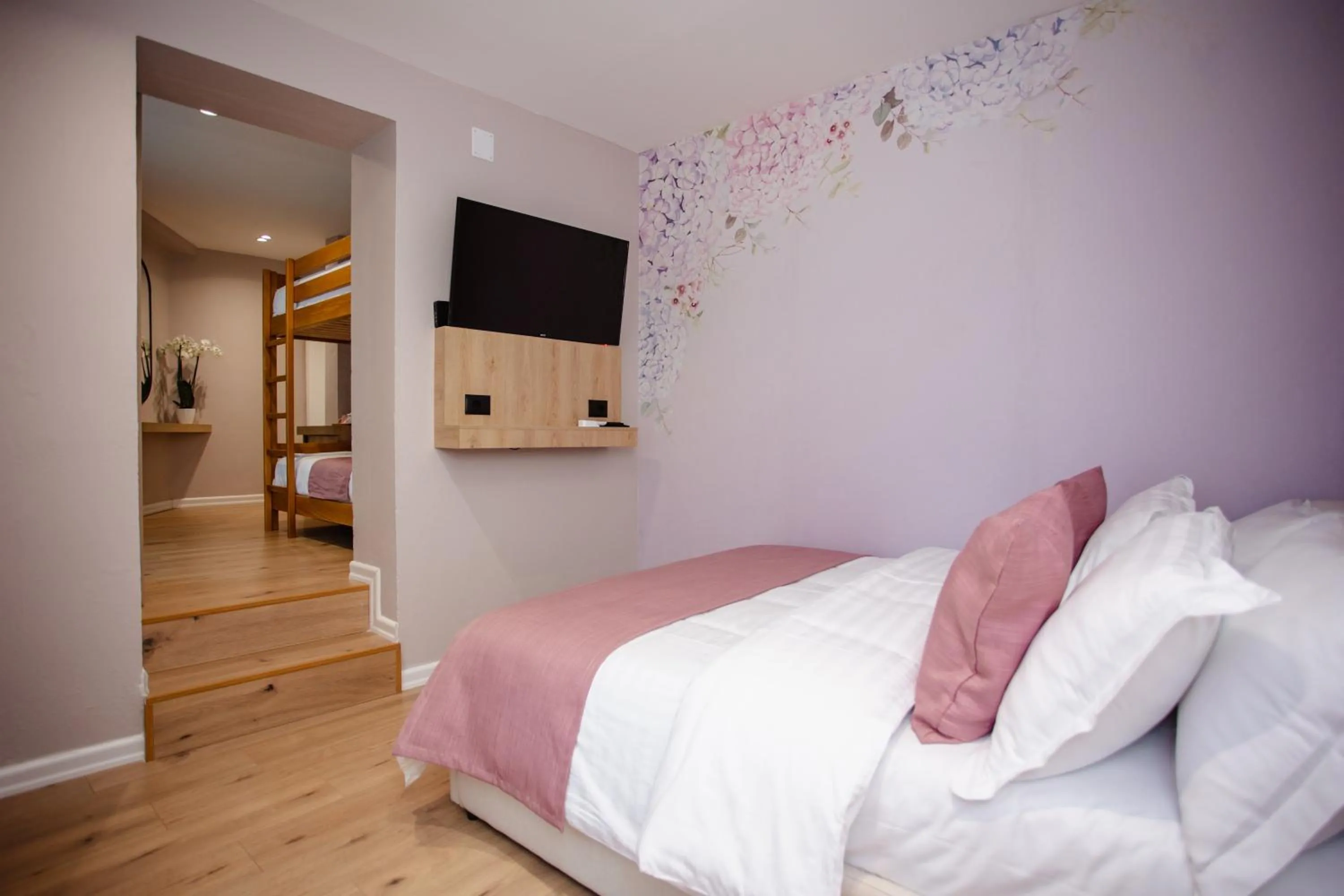 Bed in Oro Inn Hotel