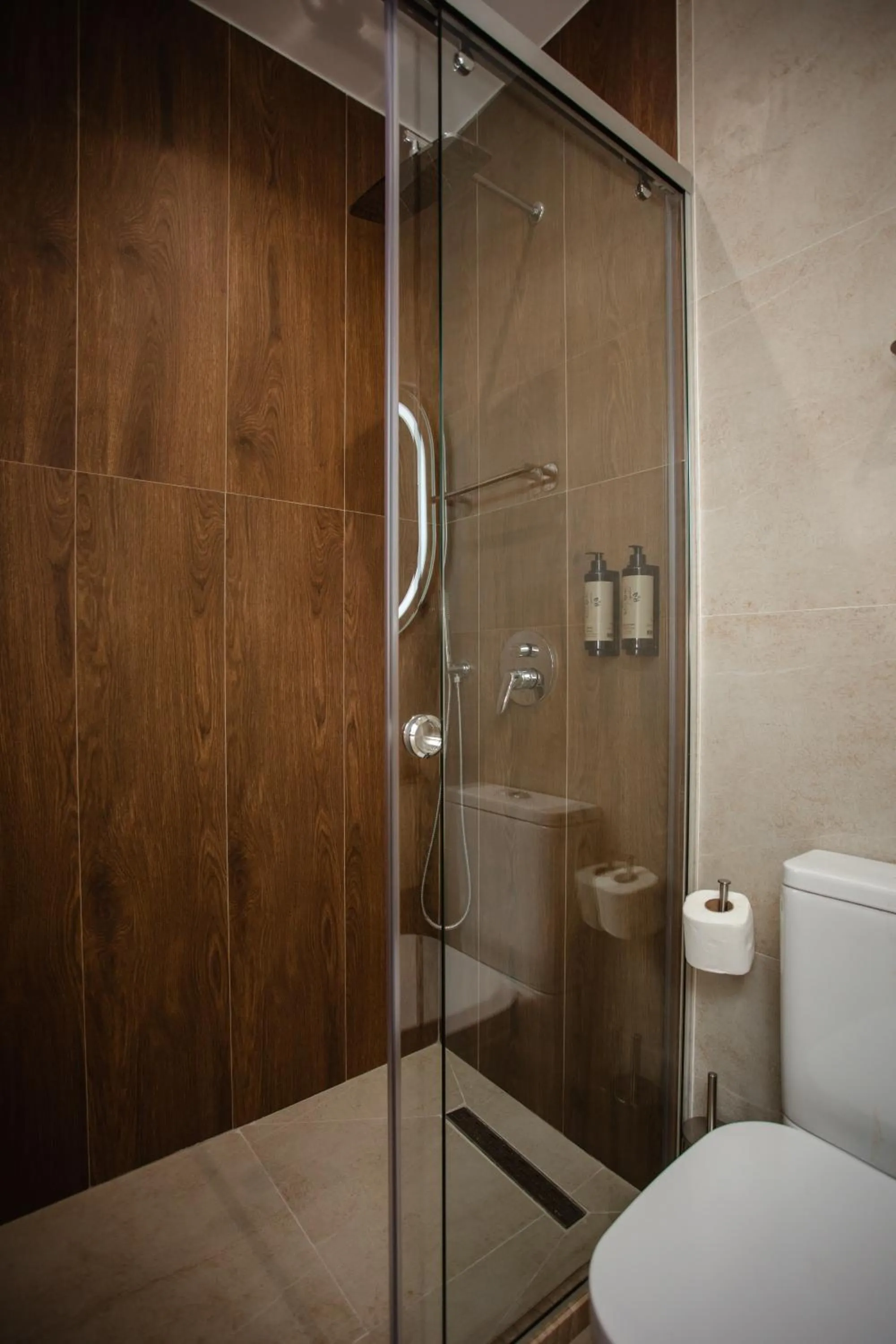 Shower in Oro Inn Hotel