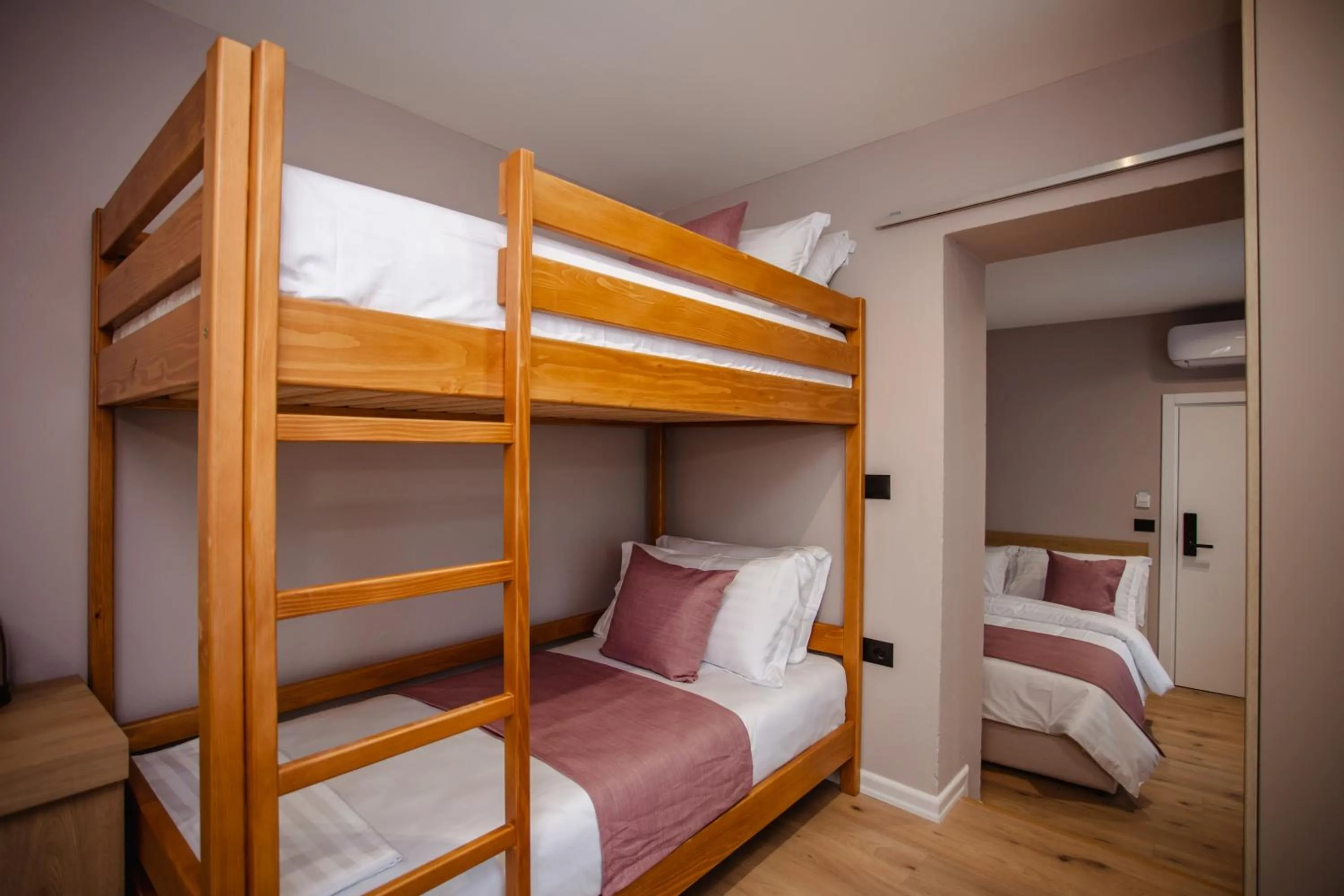 Photo of the whole room, Bed in Oro Inn Hotel