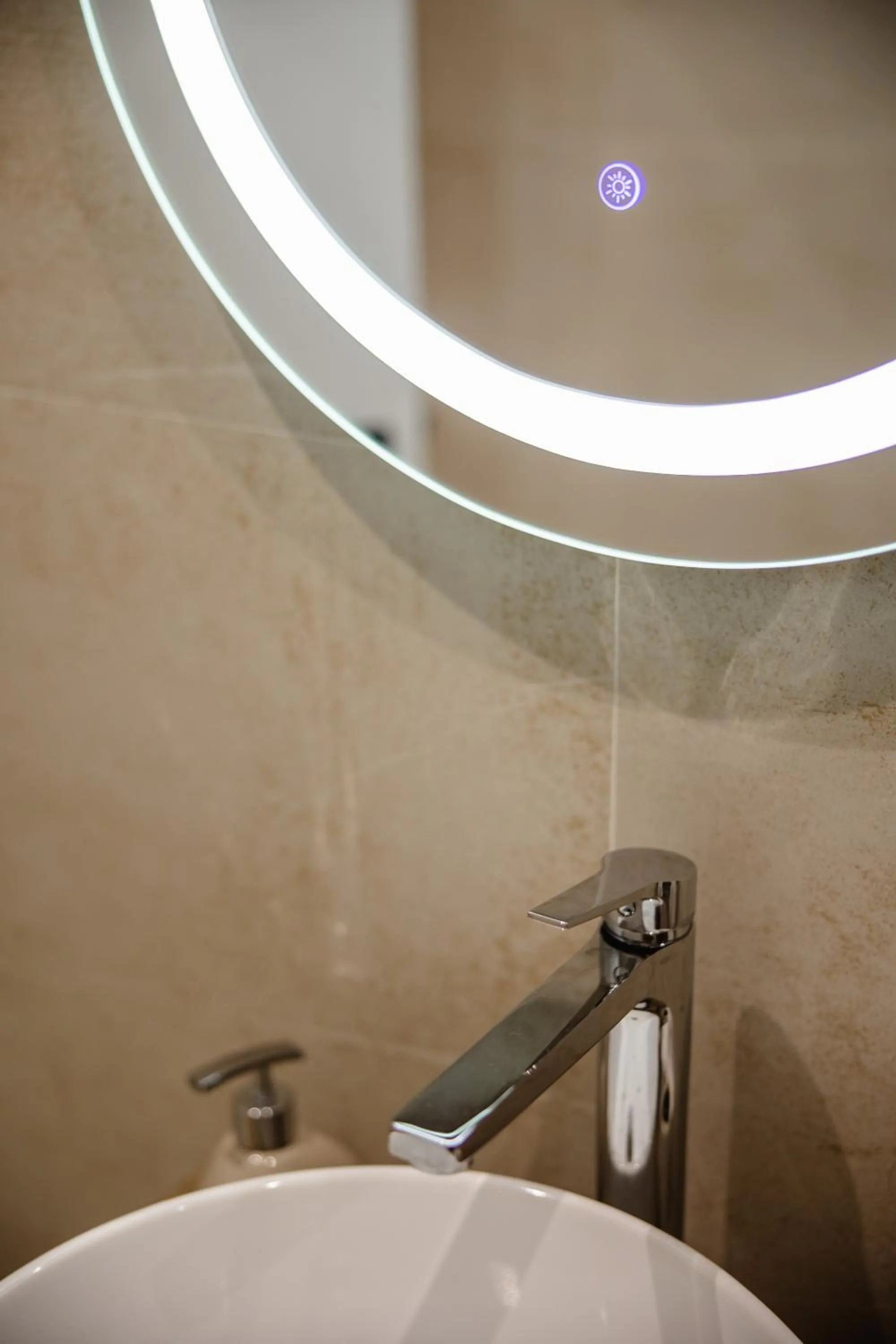 Shower in Oro Inn Hotel