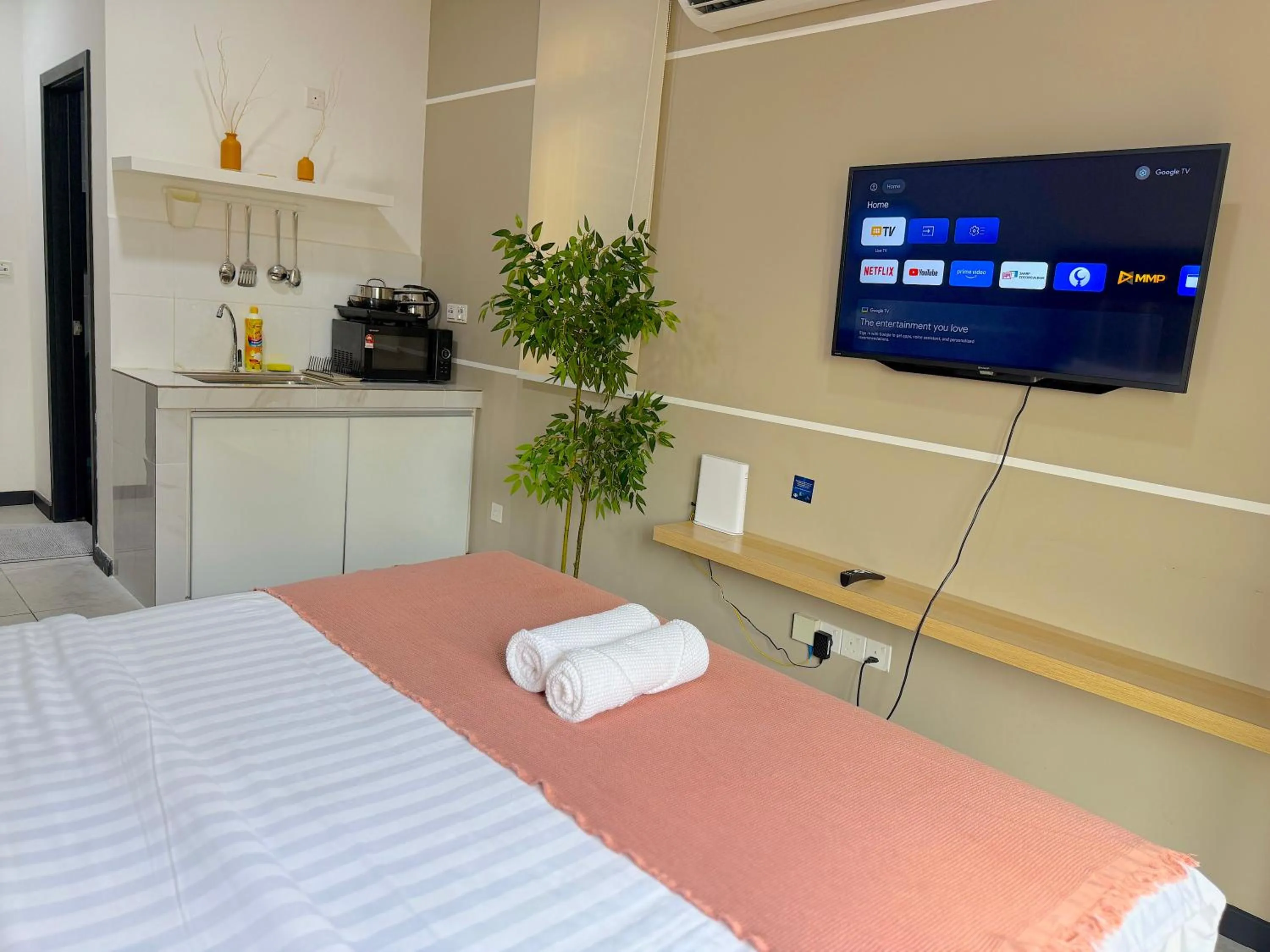 TV and multimedia, Bed in Neu Suites By Serenity Homes Near Gleneagles, KLCC & LRT