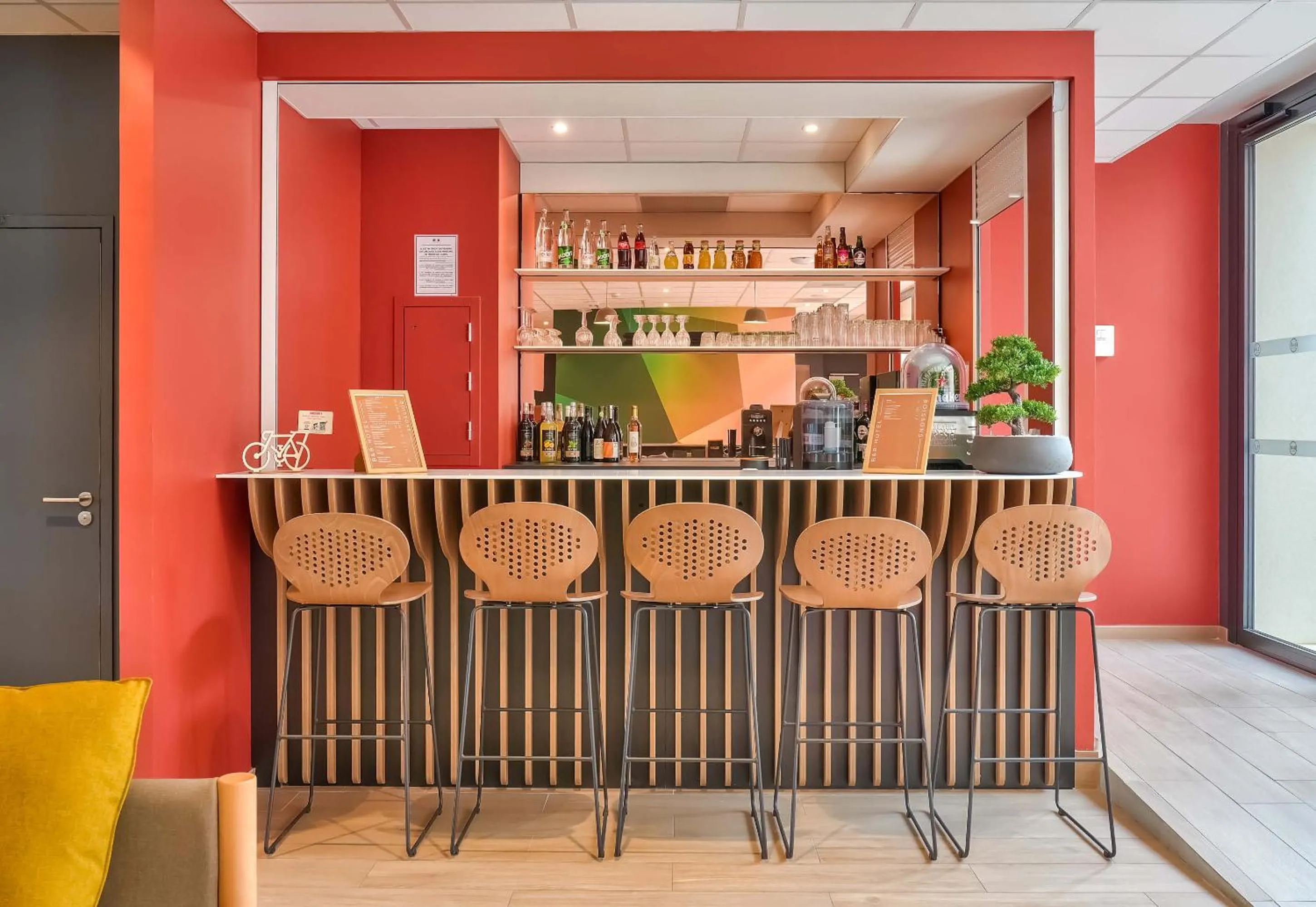 Lounge or bar in B&B HOTEL Paris Porte d'Orléans