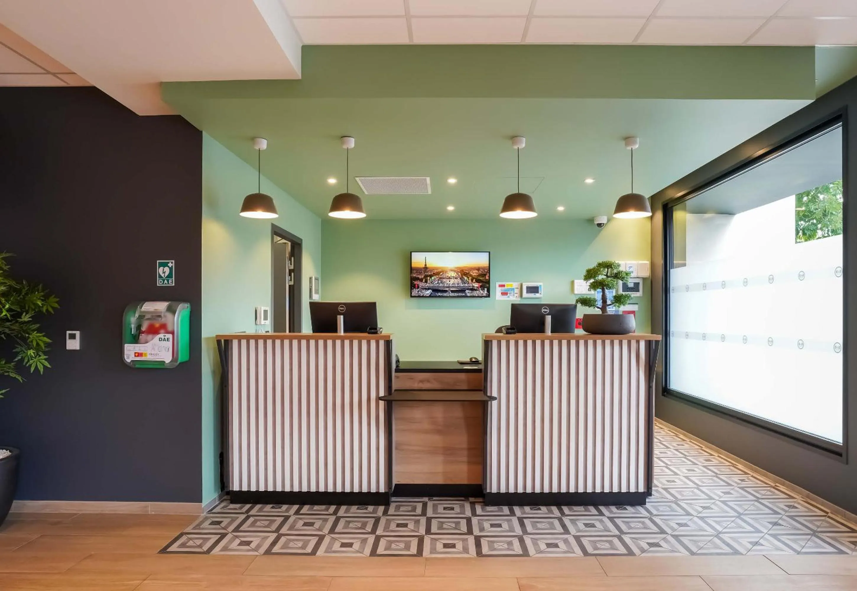 Lobby or reception in B&B HOTEL Paris Porte d'Orléans