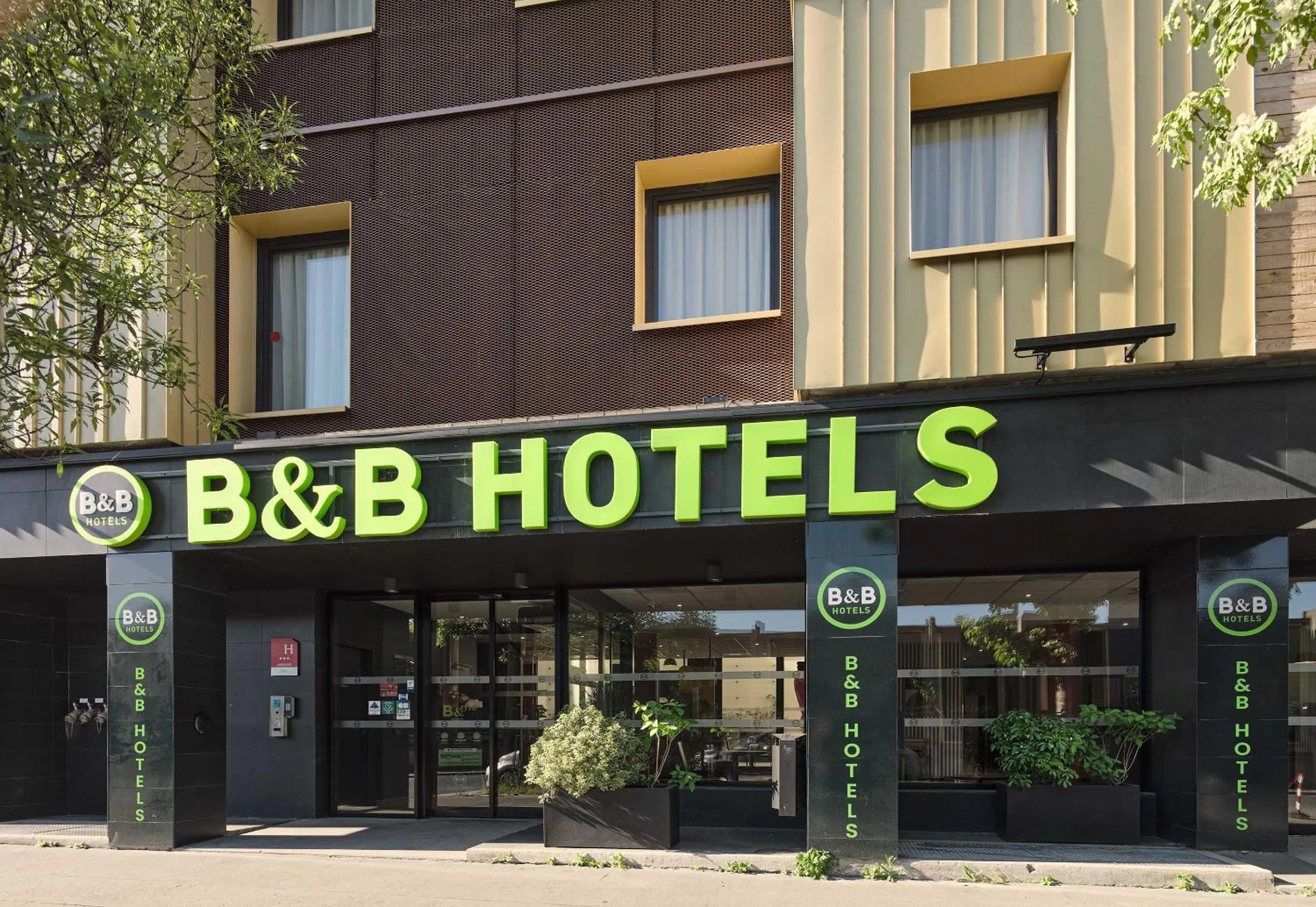 Facade/entrance in B&B HOTEL Paris Porte d'Orléans
