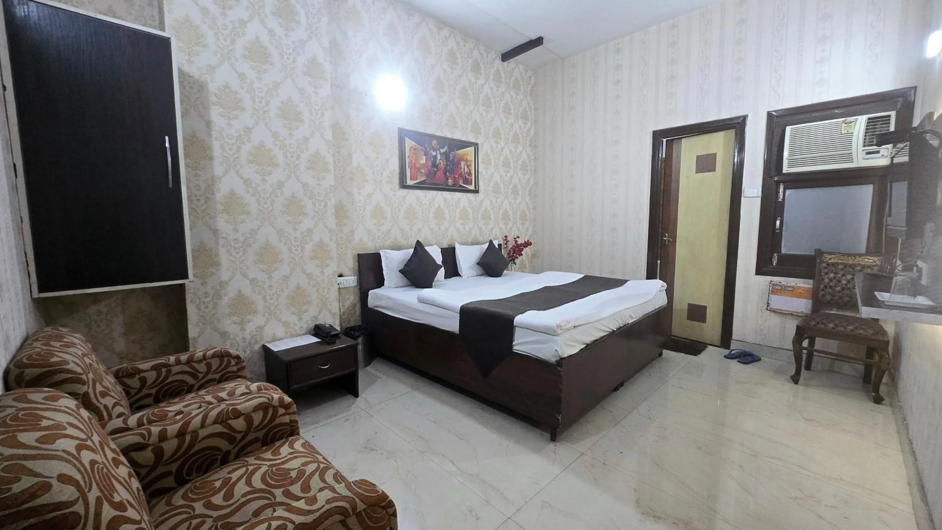 Bathroom, Bed in Hotel HK Continental