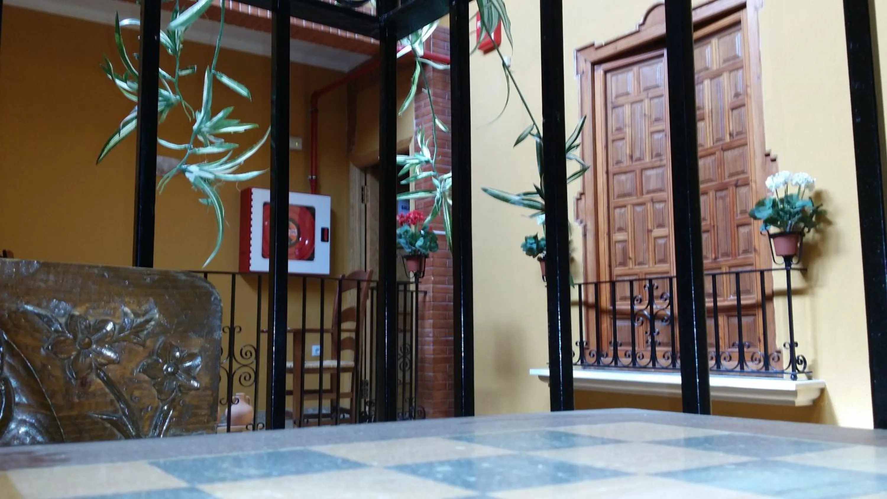 Communal lounge/ TV room in Hotel Mesón El Número Uno