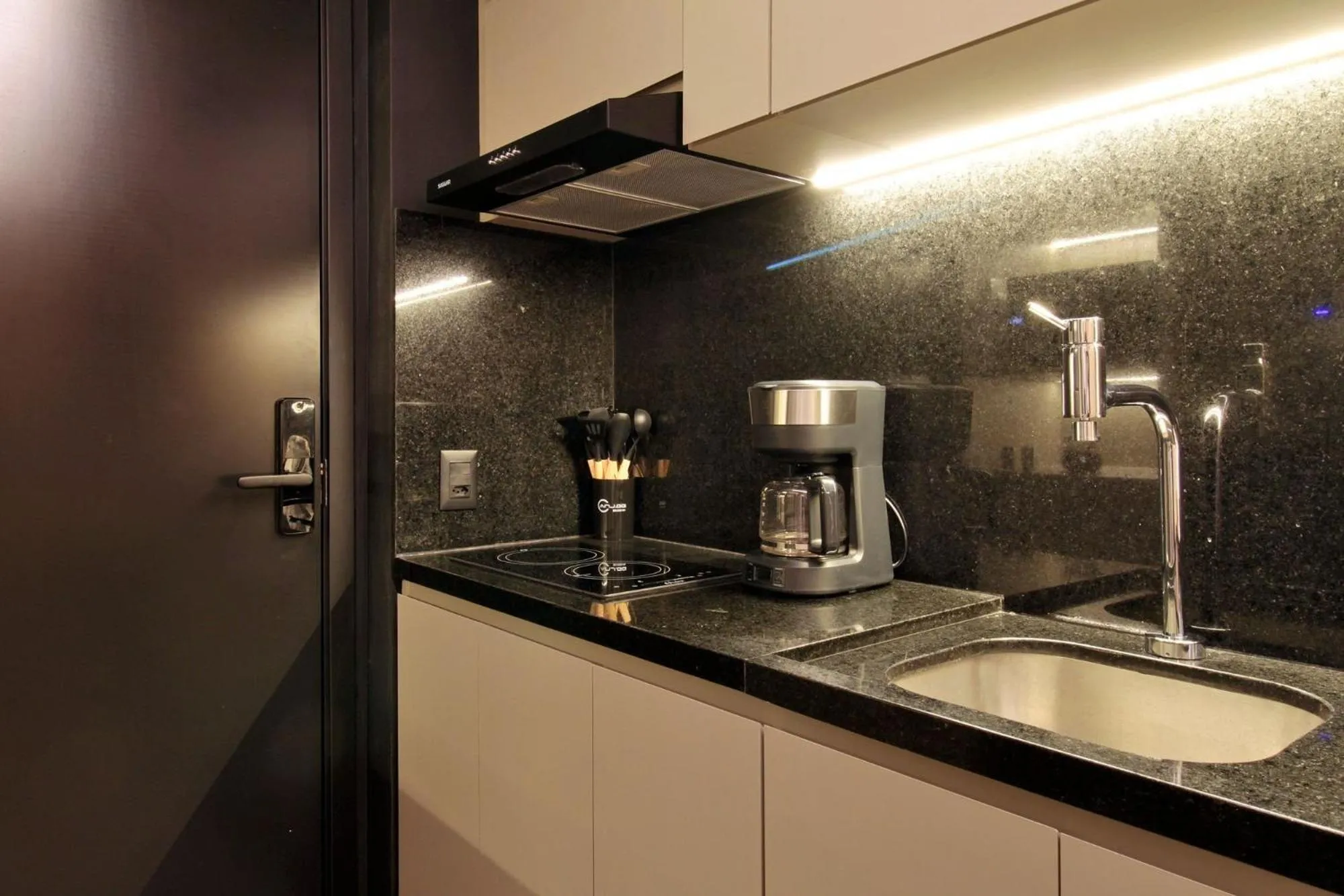 Kitchen or kitchenette in HIT Itaim