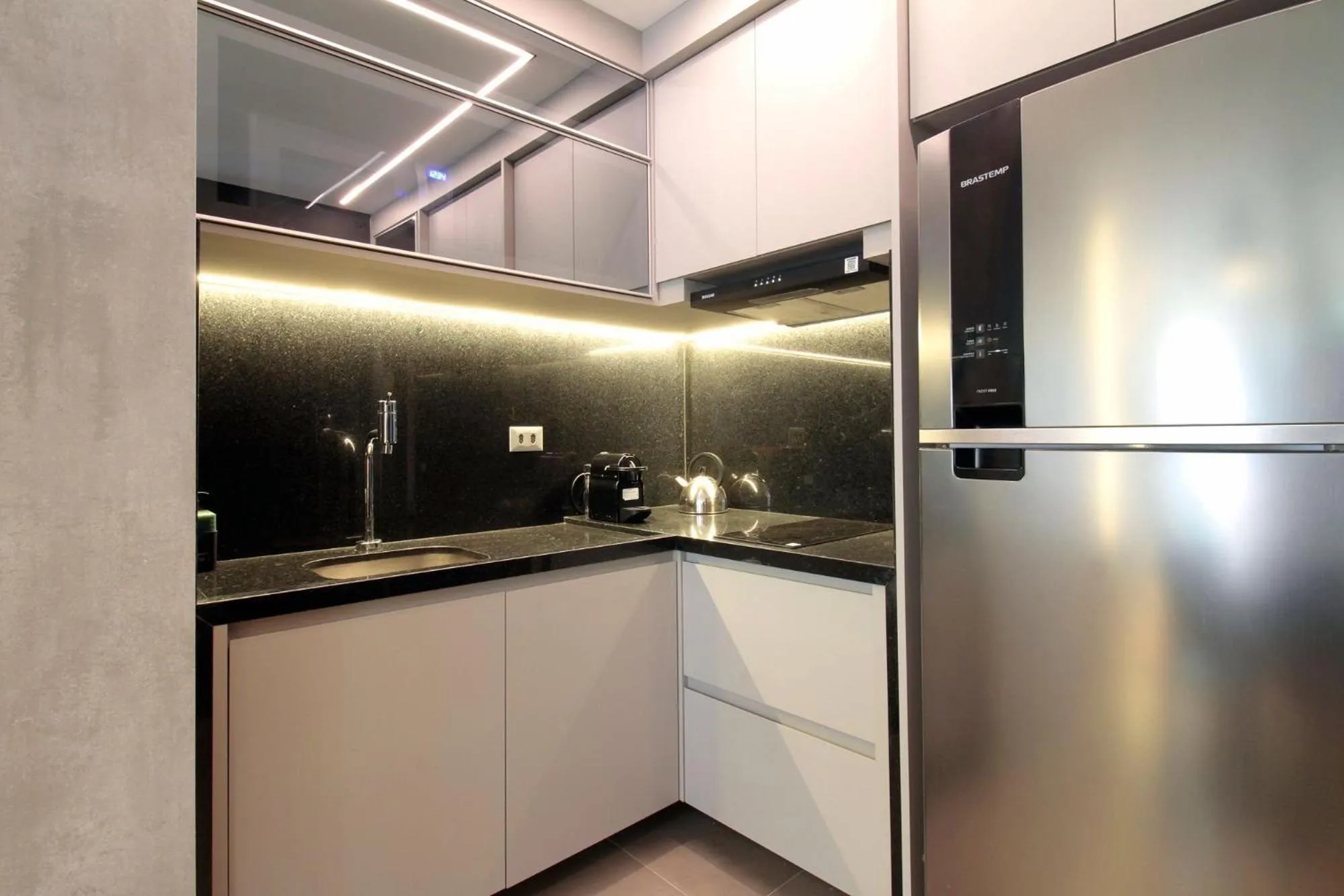 Kitchen or kitchenette in HIT Itaim