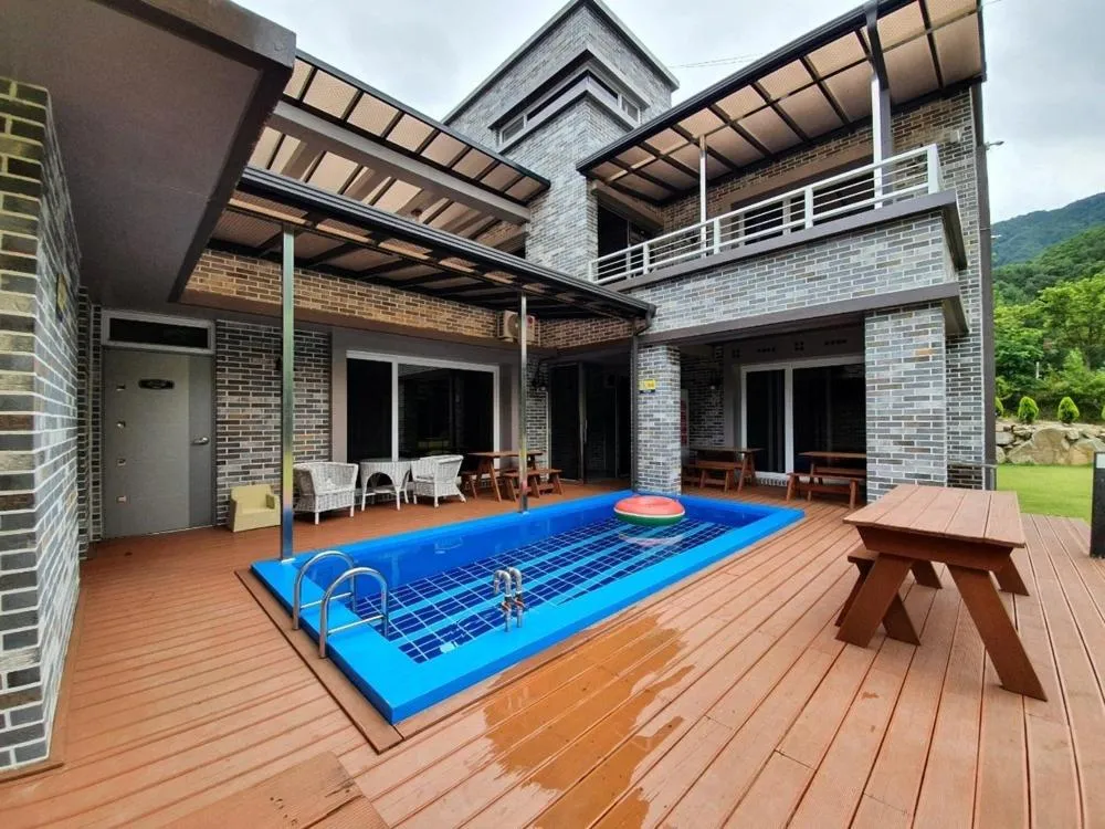 Hwacheon Yeoungwoong-ine Pension