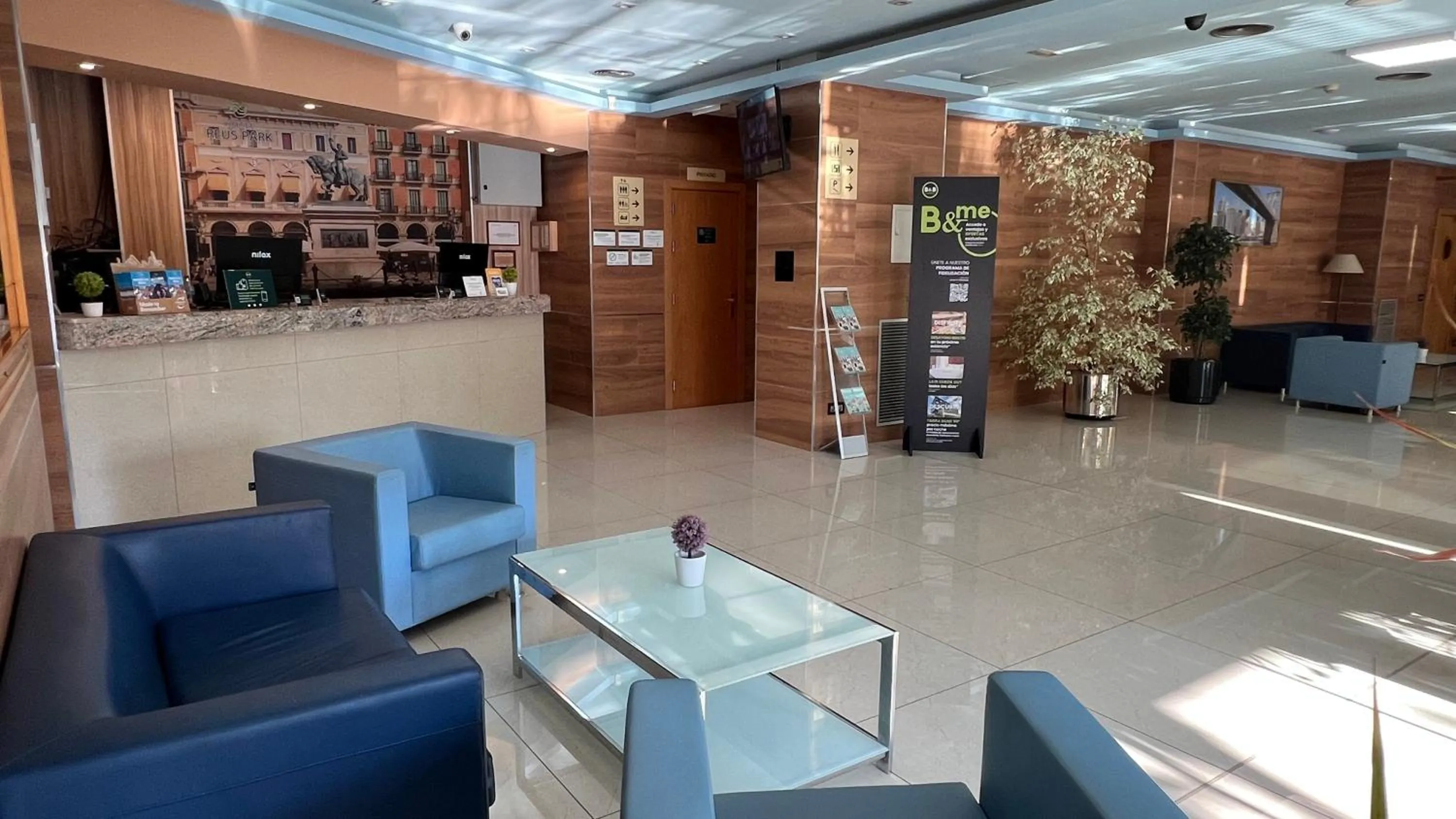 Lobby or reception in B&B HOTEL Tarragona Reus