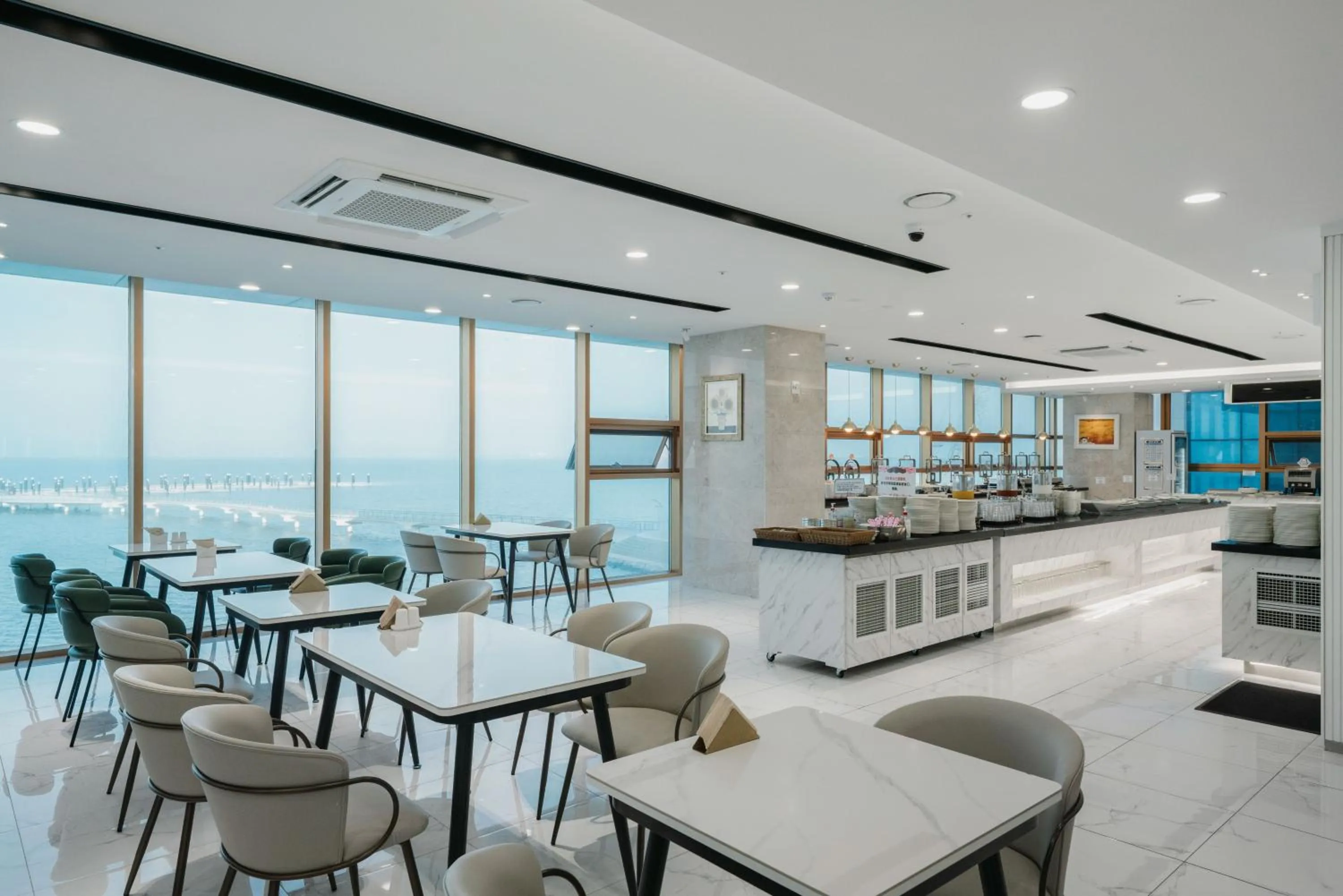 Restaurant/places to eat in WAVEM HOTEL west
