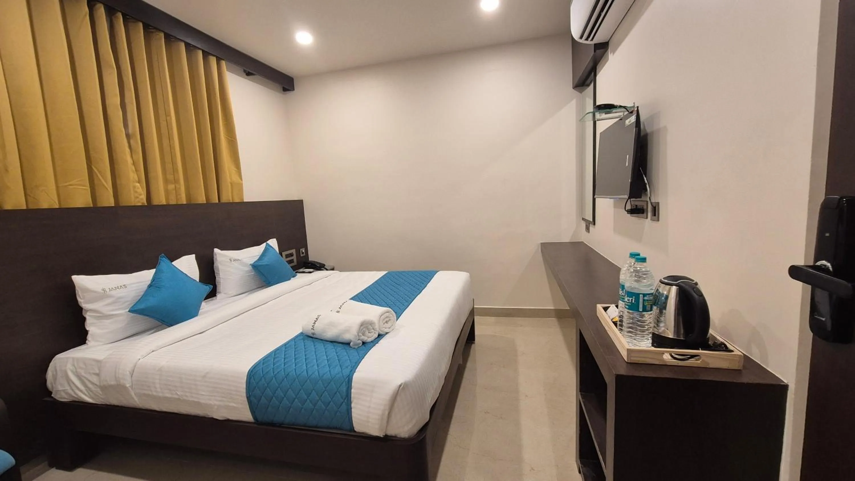 Photo of the whole room, Bed in Hotel JANAS