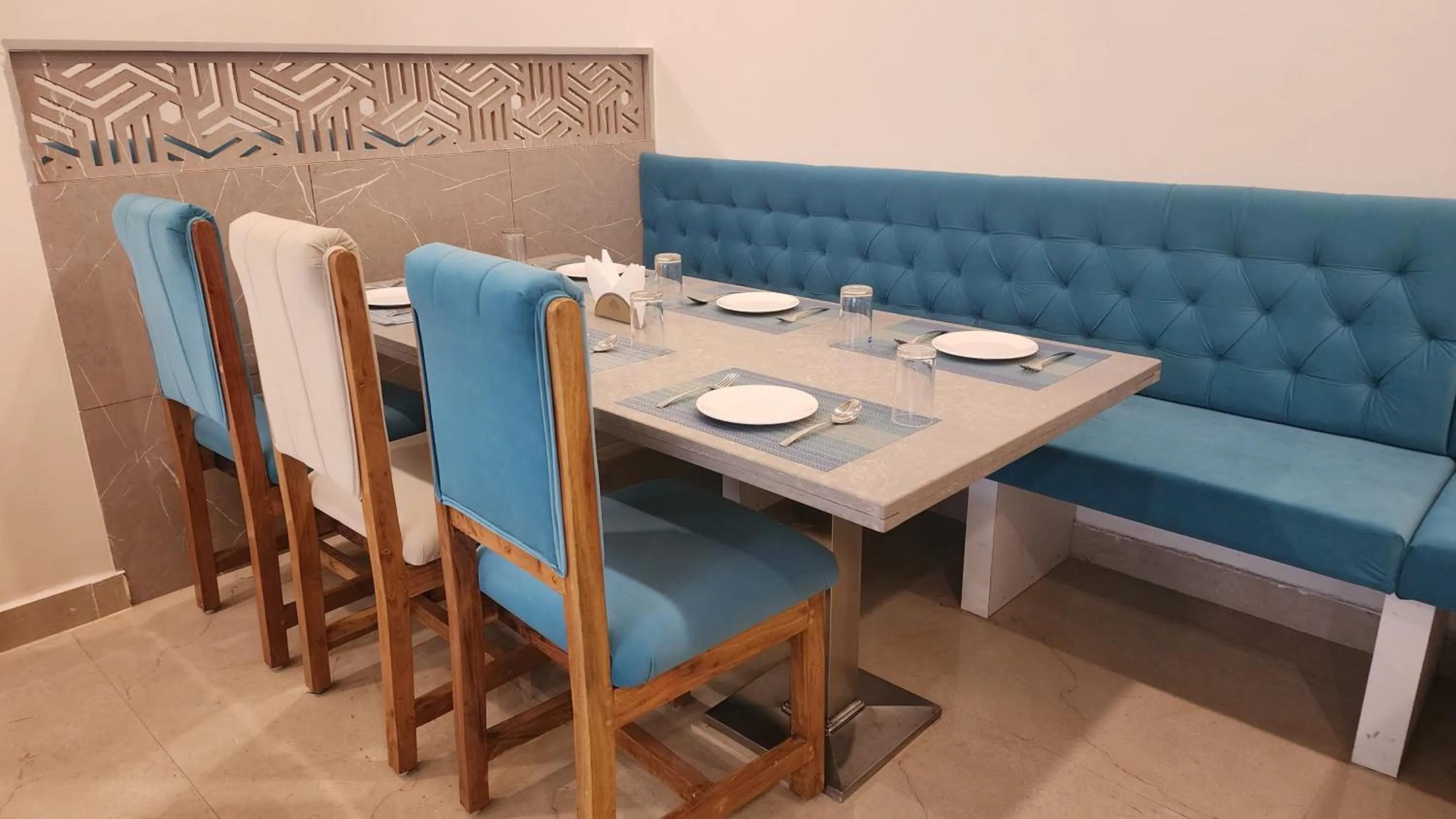 Restaurant/places to eat in Hotel JANAS